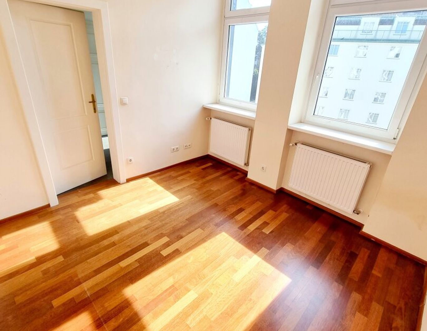 Zwischen Wiener Klassik und Naschmarkt Vibes - Ihr Zuhause mit Charme! Hofseitiger Balkon + Ruhiges Schlafzimmer! HIP und TRENDY die Gegend - Magisch schön das Altbauhaus - Ein MUST HAVE die Wohnung!