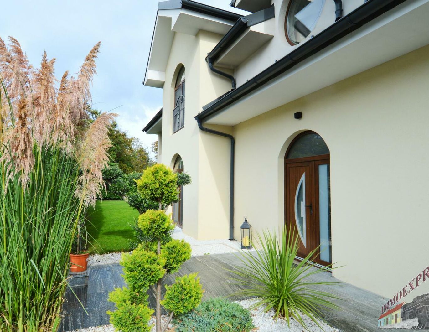 Hochwertiges Ein-/ Zweifamilienhaus mit separater Wohnung - Doppelgarage mit Fußbodenheizung