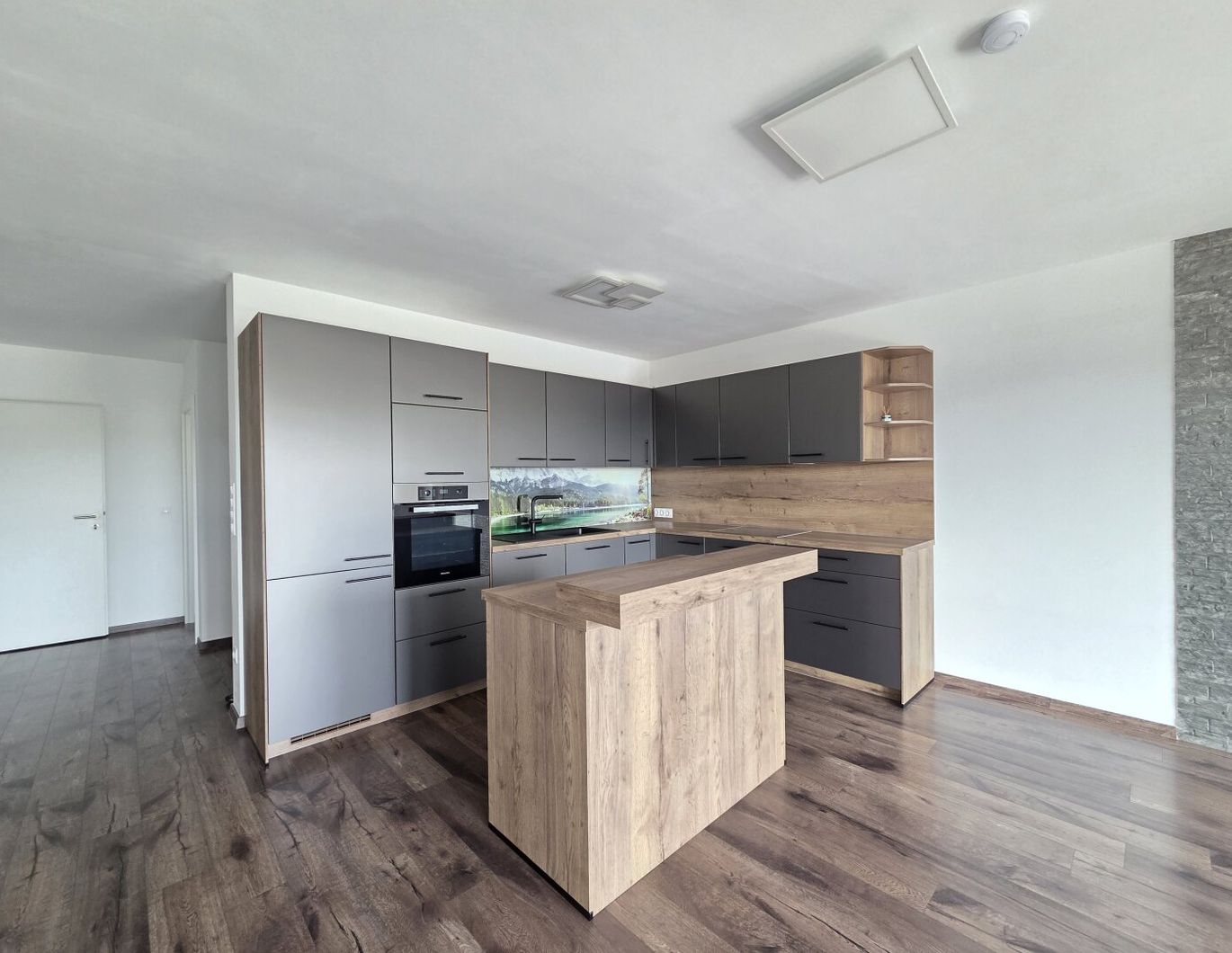 Helle Mietwohnung im 1.OG in absoluter Ruhelage mit Freisicht samt Ostbalkon, Loggia, Carport mit Abstellraum und ein Parkplatz.