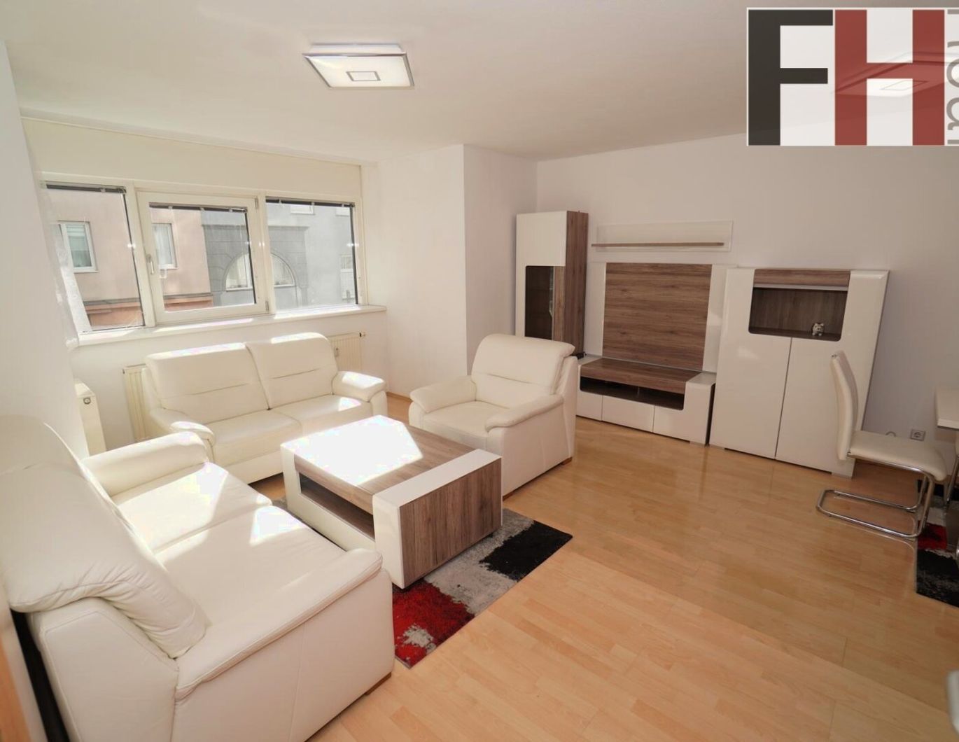 Moderne 3 Zimmer Wohnung mit Loggia und Garagenplatz