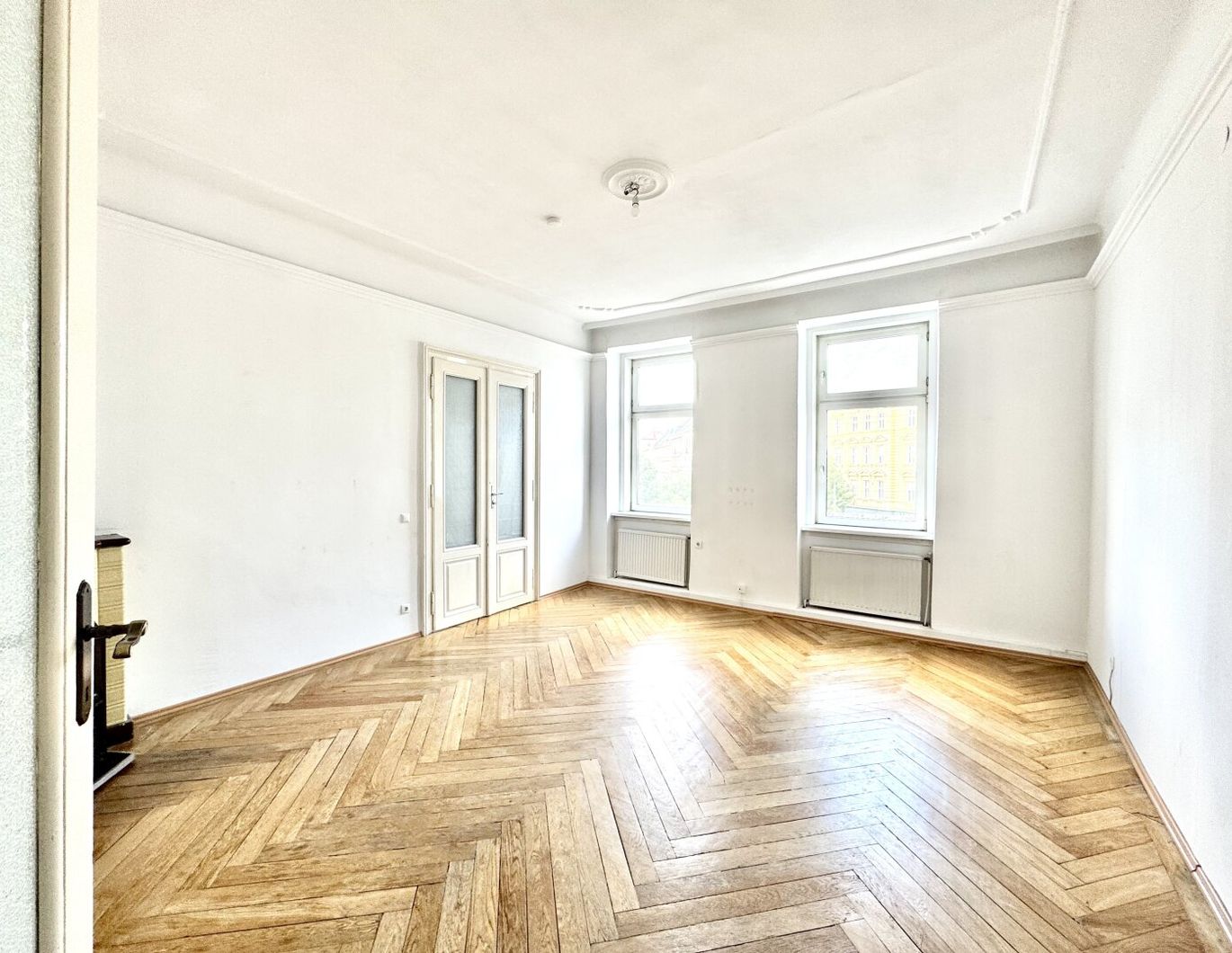 Drei-Zimmer-Altbau mit super Grundriss auf 2. Etage! Hof- und Straßenlage!