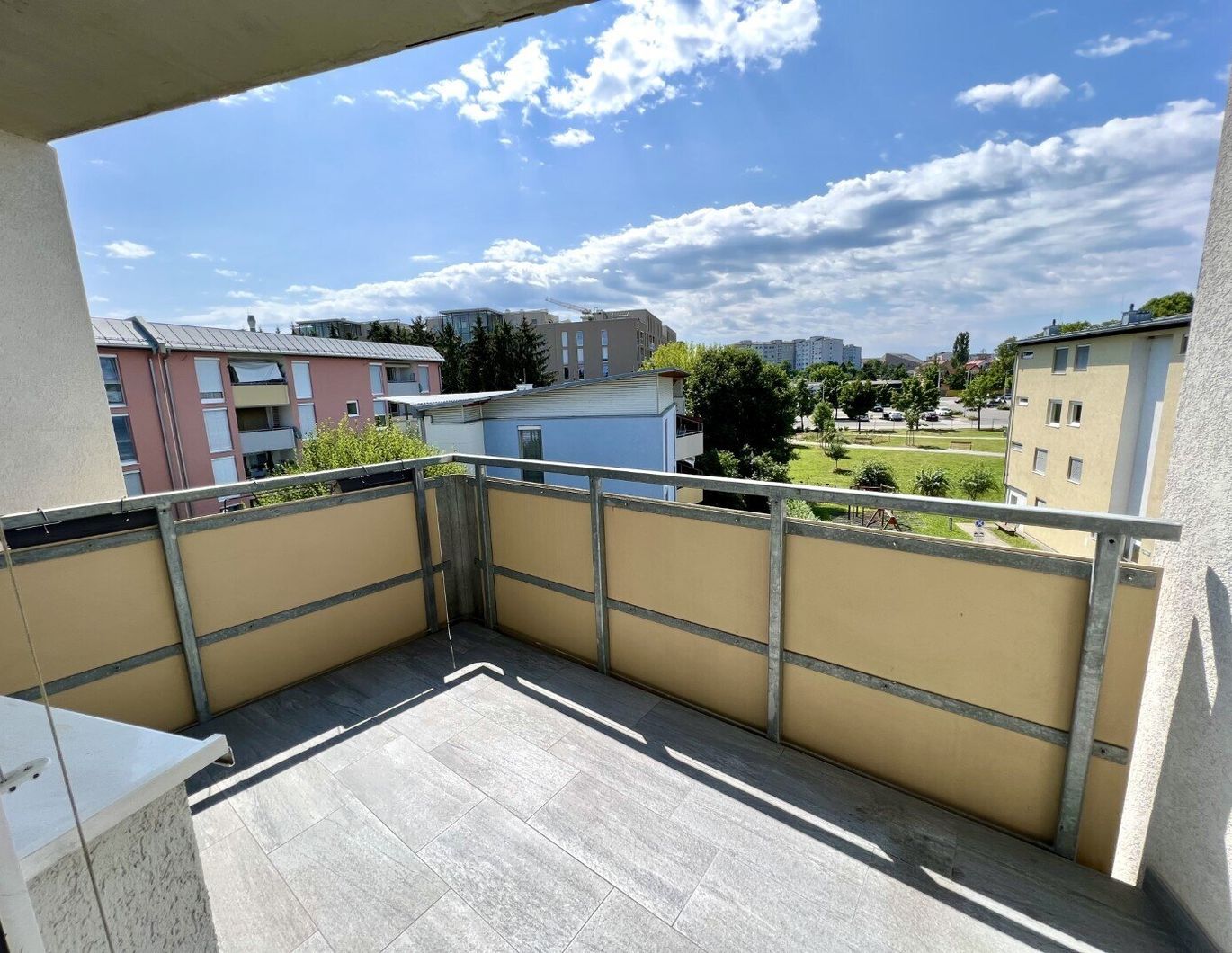 Gepflegte und lichtdurchflutete 2-Zimmer Wohnung im letzten Stock mit Balkon und Lift! Provisionsfrei