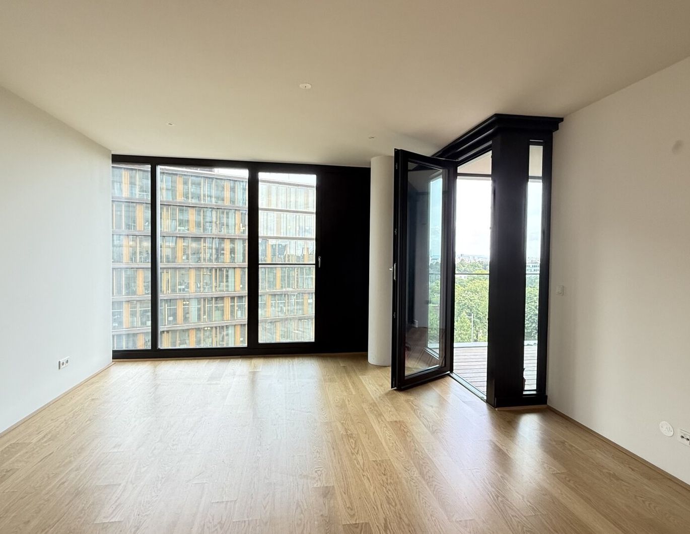 UNBEFRISTETE 3 Zimmer Neubau mit Loggia