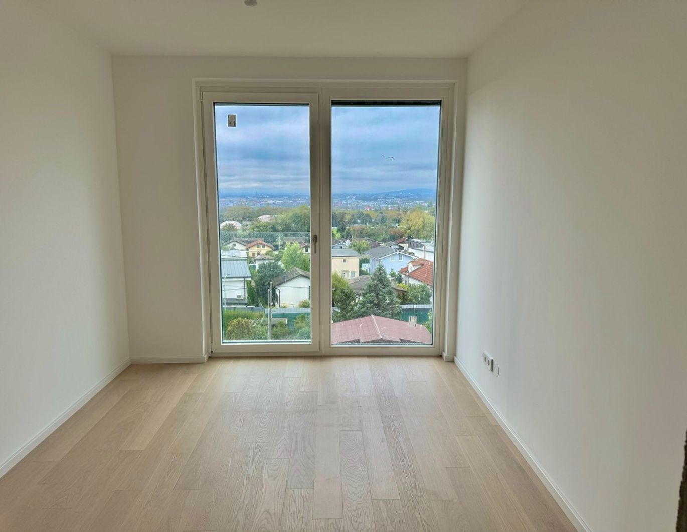 Fertig zum Einziehen und provisionsfrei! 3 Zimmer mit 2 Balkone - Luxuriös Wohnen im exklusiven Prachtgarten