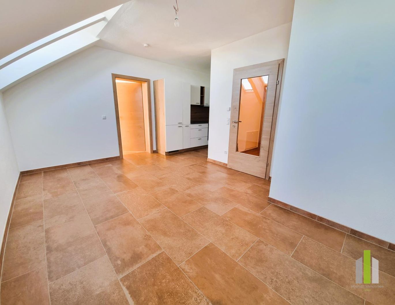 Neuwertige 2-Zimmer-Dachgeschosswohnung mit Balkon und Fernblick