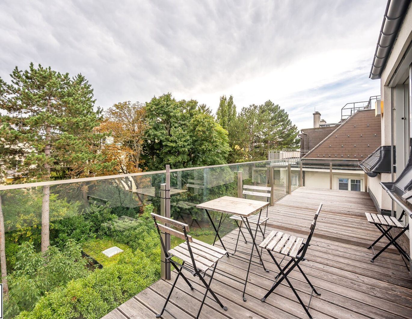 Ab Dezember: zentral begehbare 3 Zimmer Dachgeschoss Wohnung mit südseitigem Balkon im Herzen Döblings!