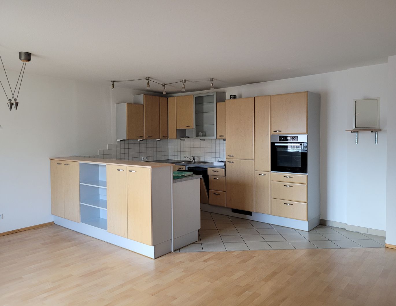 Helle 2,5-Zimmer-Wohnung, mit Loggia und Garagenplatz (101 m2); 1060 Wien