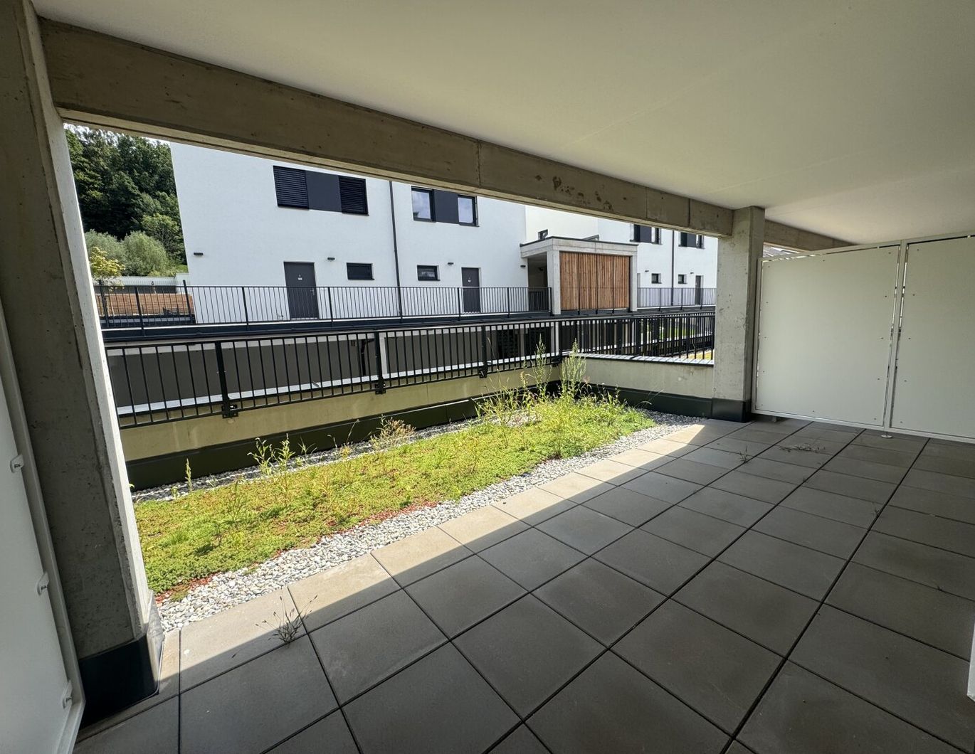 Helle 2-Zimmer-Wohnung mit großem Terrasse und Dachgarten!
