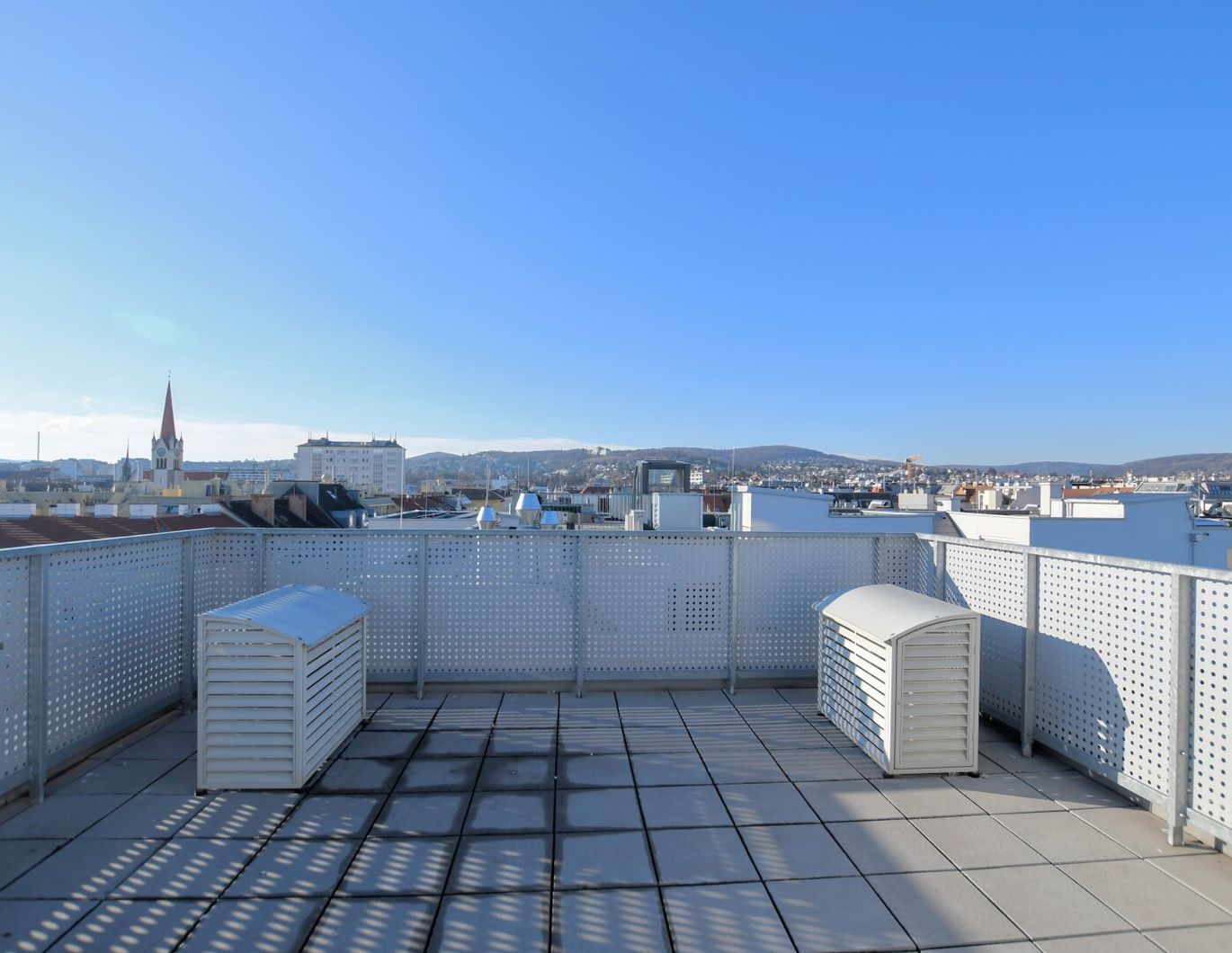 Exklusive Dachgeschoß-Maisonette mit Dachterrassen & Pool am Dach