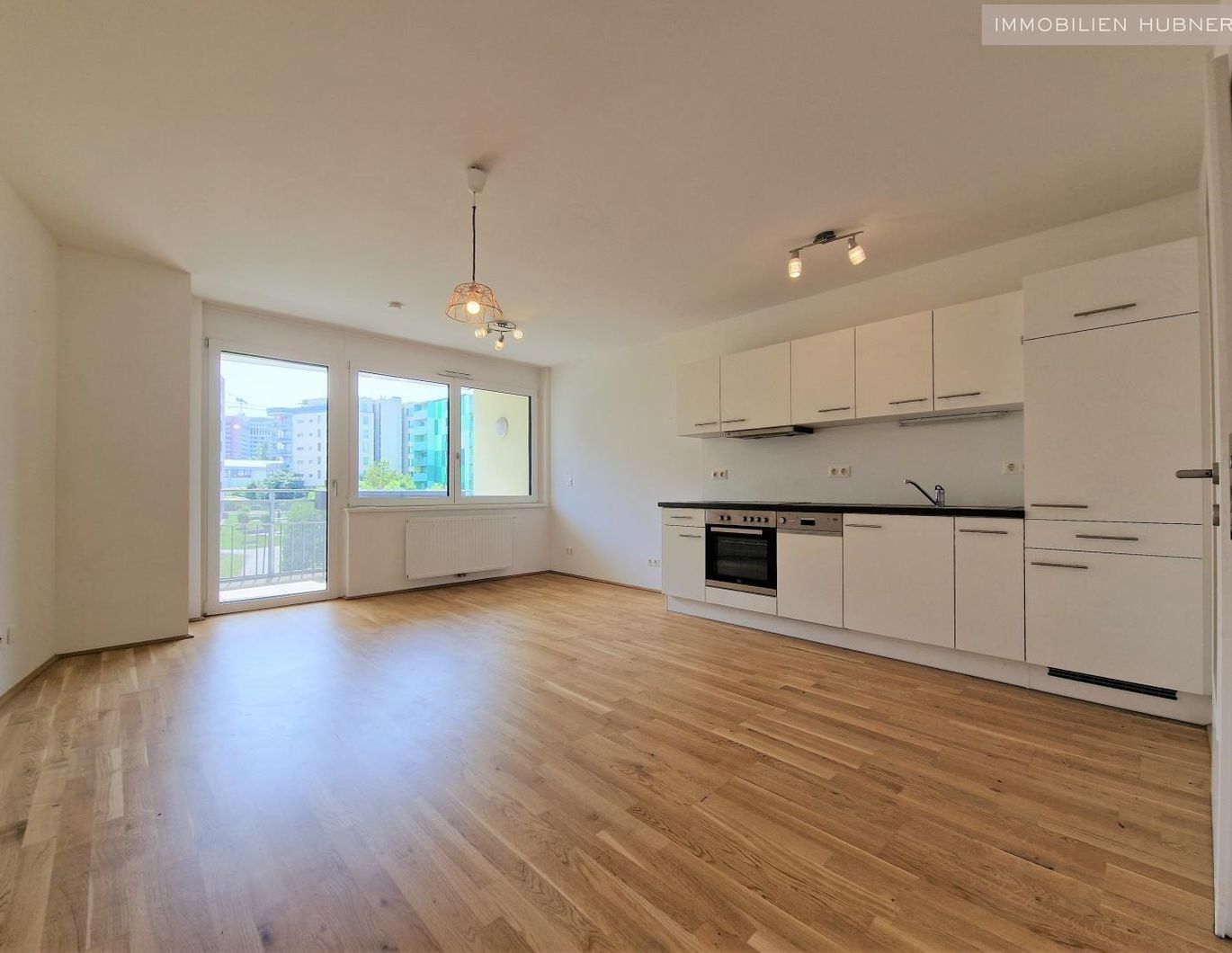 Lichtdurchflutete 1-Zimmer-Neubauwohnung mit großer Süd-Loggia (Ab Juni)