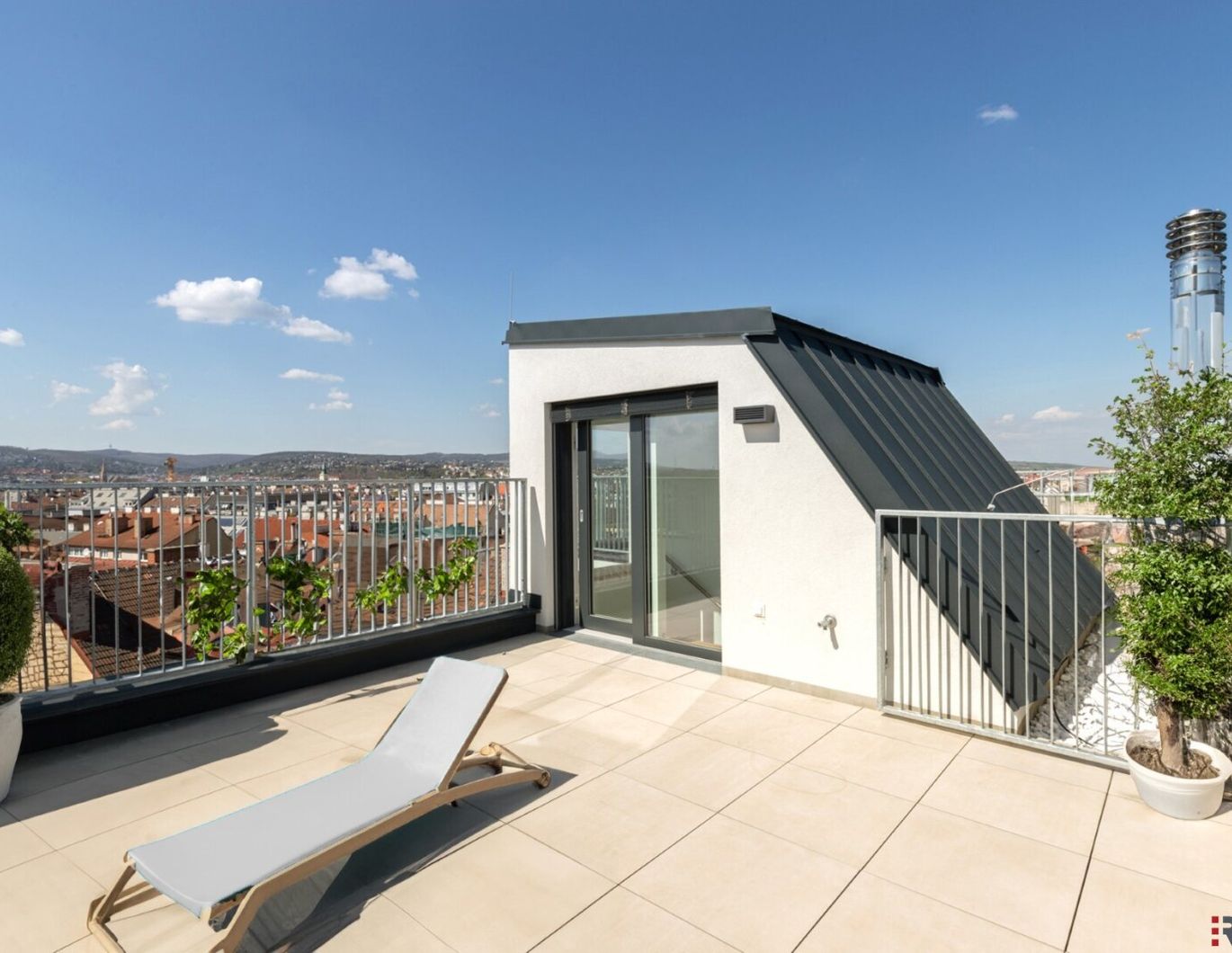 CITY VIEW & STYLE II MODERNE DACHGESCHOSSWOHNUNG II PANORAMAFENSTER II TERRASSE + DACHTERRASSE MIT TRAUMBLICK II NÄHE UHLPLATZ II ANLEGERPREIS