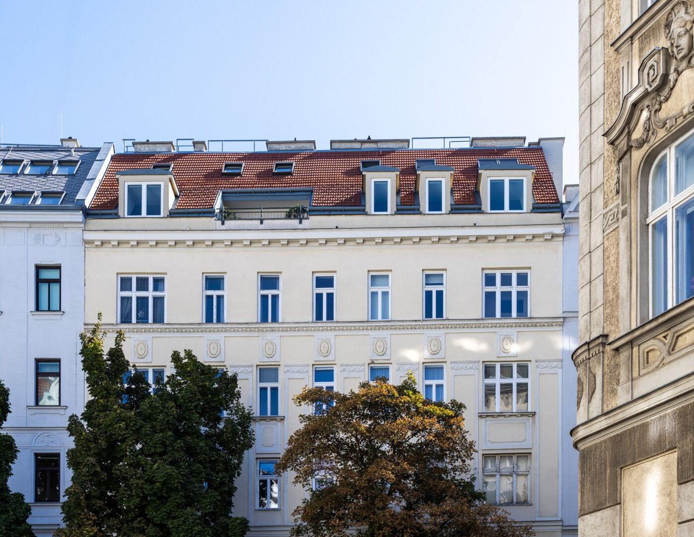 Dachgeschoßwohnung mit eingeschnittener Terrasse, vier Schlafzimmern und schönem Fernblick