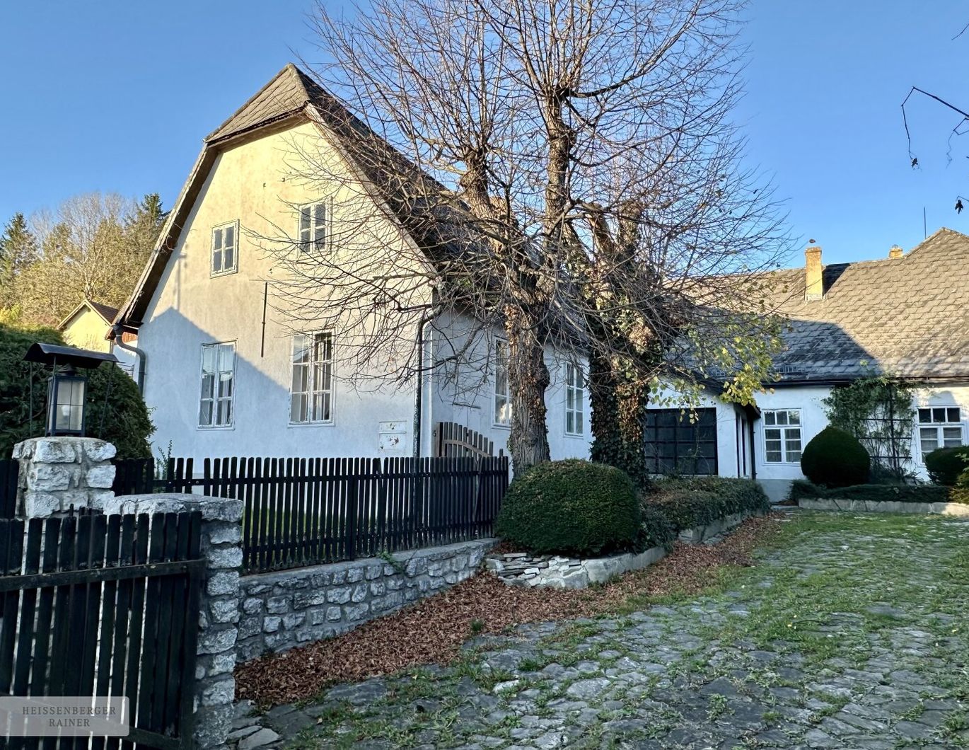 EIN PRIVATES PARADIES ZU JEDER JAHRESZEIT /// HISTORISCHES LANDHAUS MIT PARK, WALD, BACH UND BADESEE
