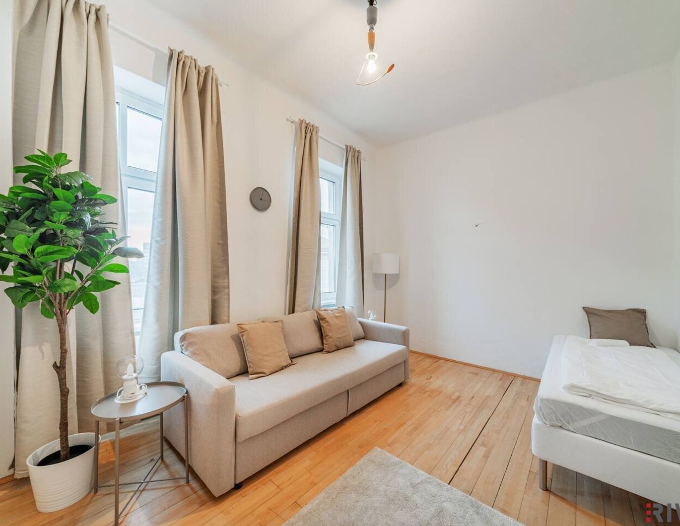 RETRO-CHIC II 2 ZIMMER ALTBAUWOHNUNG II 2. OG MIT LIFT II ca. 63m² EIGENGARTEN II AIRBNB oder SELBST EINZIEHEN II SOFORT NUTZBAR II NÄHE U6/AKH/VOLKSOPER/WUK