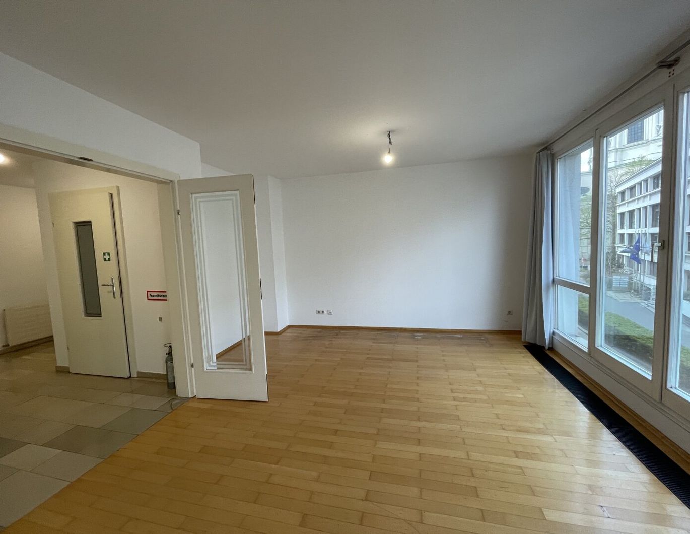 3 Zimmer Wohnung mit Gemeinschaftsdachterrasse direkt beim Karlsplatz!