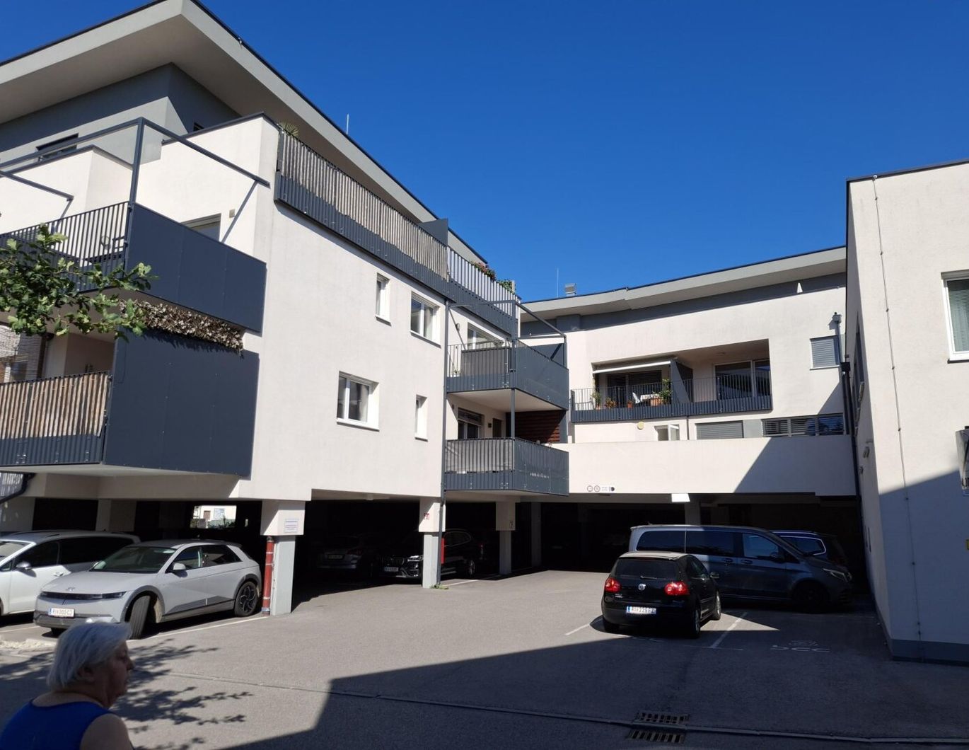 Gelegenheit! Moderne 2-Zimmer-Wohnung in bester Zentrumslage mit großer, sonniger Loggia, Küche und TG-Stellplatz