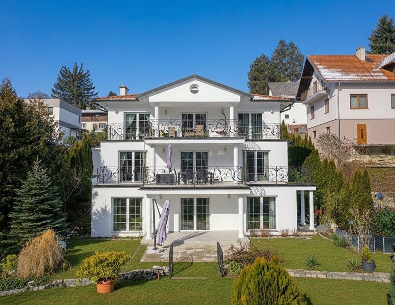 Hochwertige Wohnimmobilie mit 3 Einheiten - Wohnen und Arbeiten in waldnaher Ruhelage