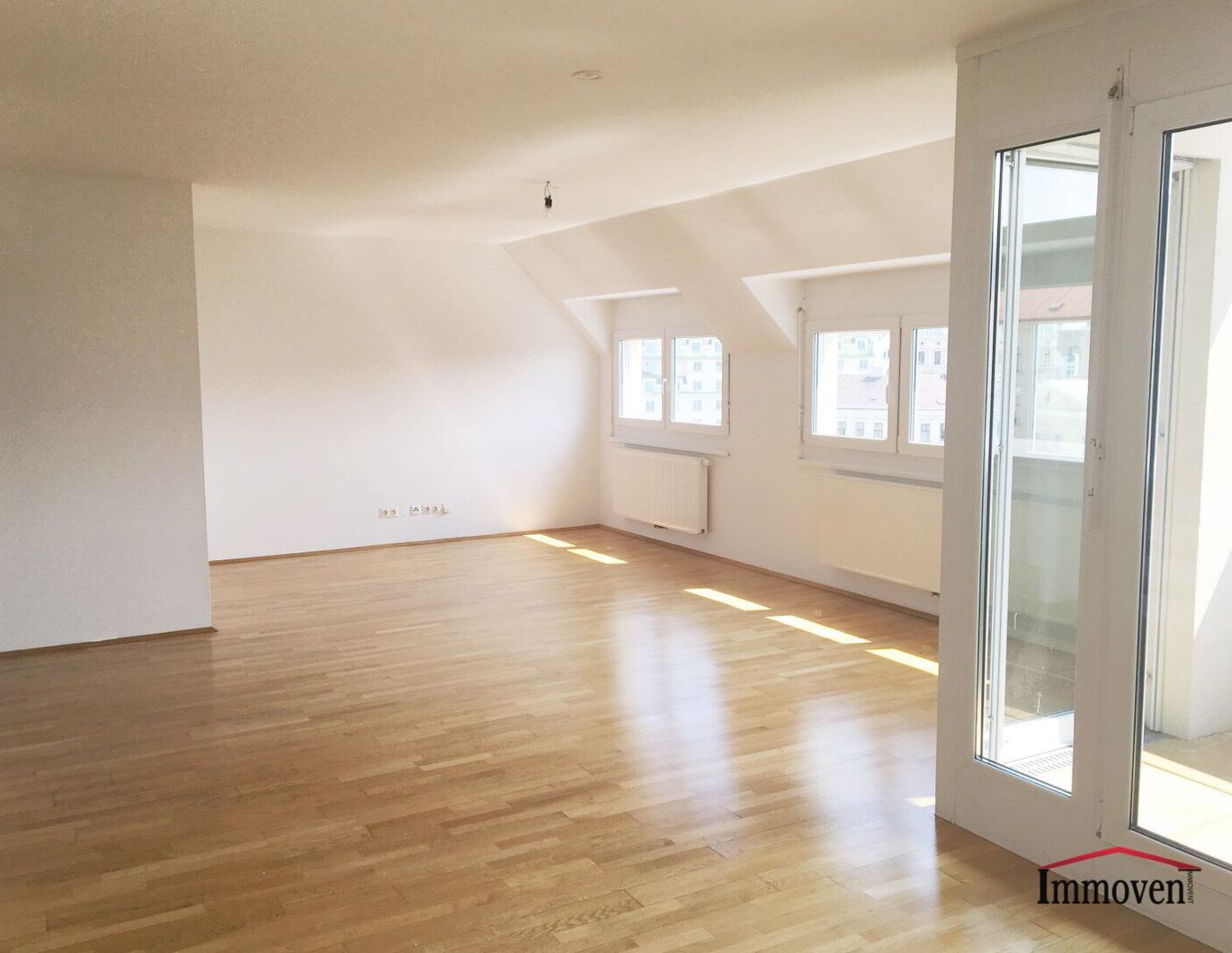 ABSOLUTE RUHELAGE UND EINFACH PERFEKT - große Dachgeschosswohnung mit mehreren Freiflächen! (Mietbeginn 01.06.2026)