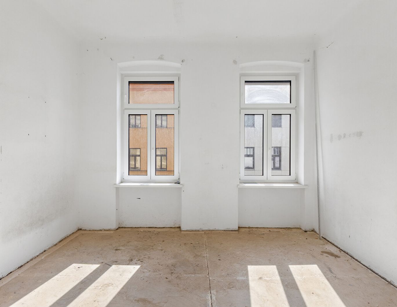 Helle Altbauwohnung inklusive Balkon - sanierungsbedürftig