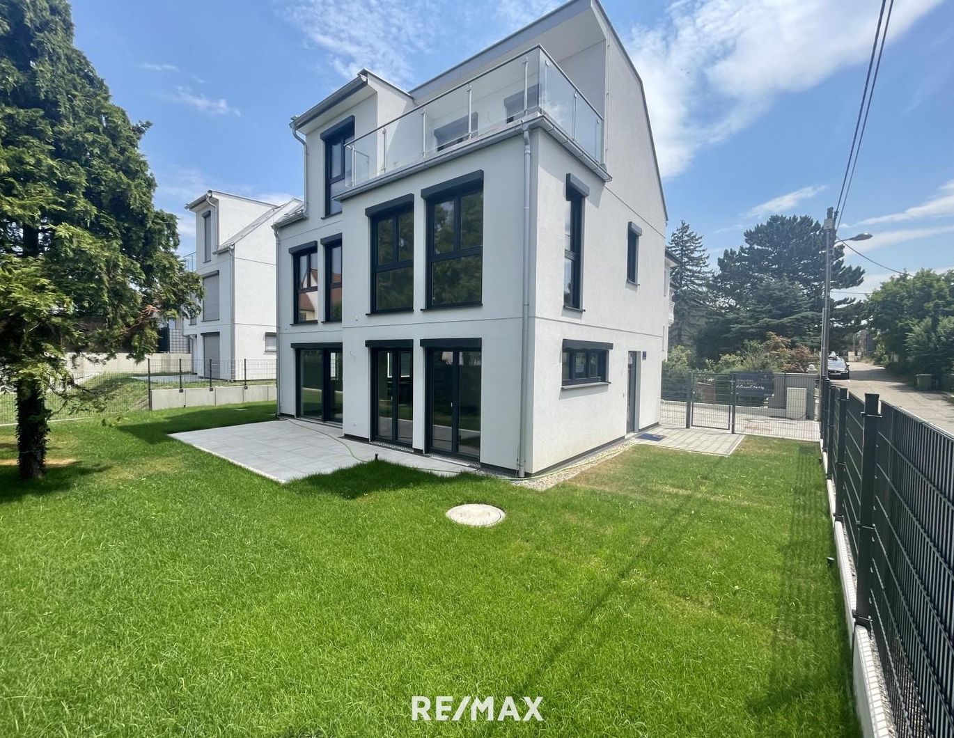 Dreistöckige Villa mit Garage nahe dem Mühlwasser