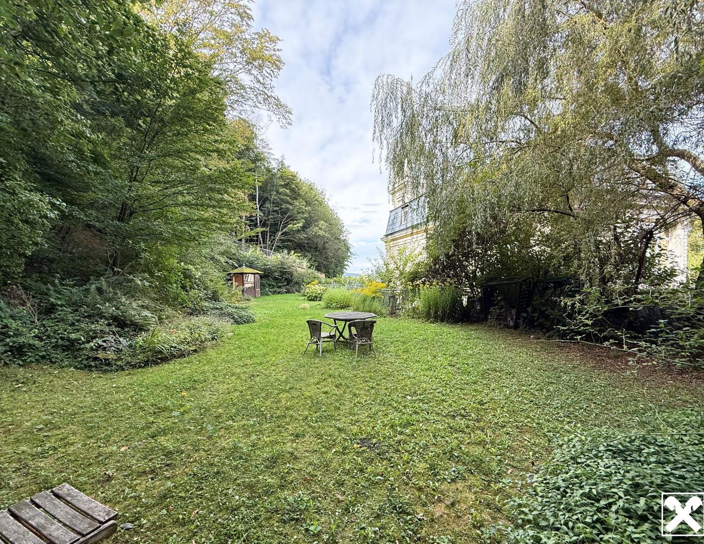 Exklusives Dachgeschoß-Juwel in historischem Gebäude mit großem Gartenanteil