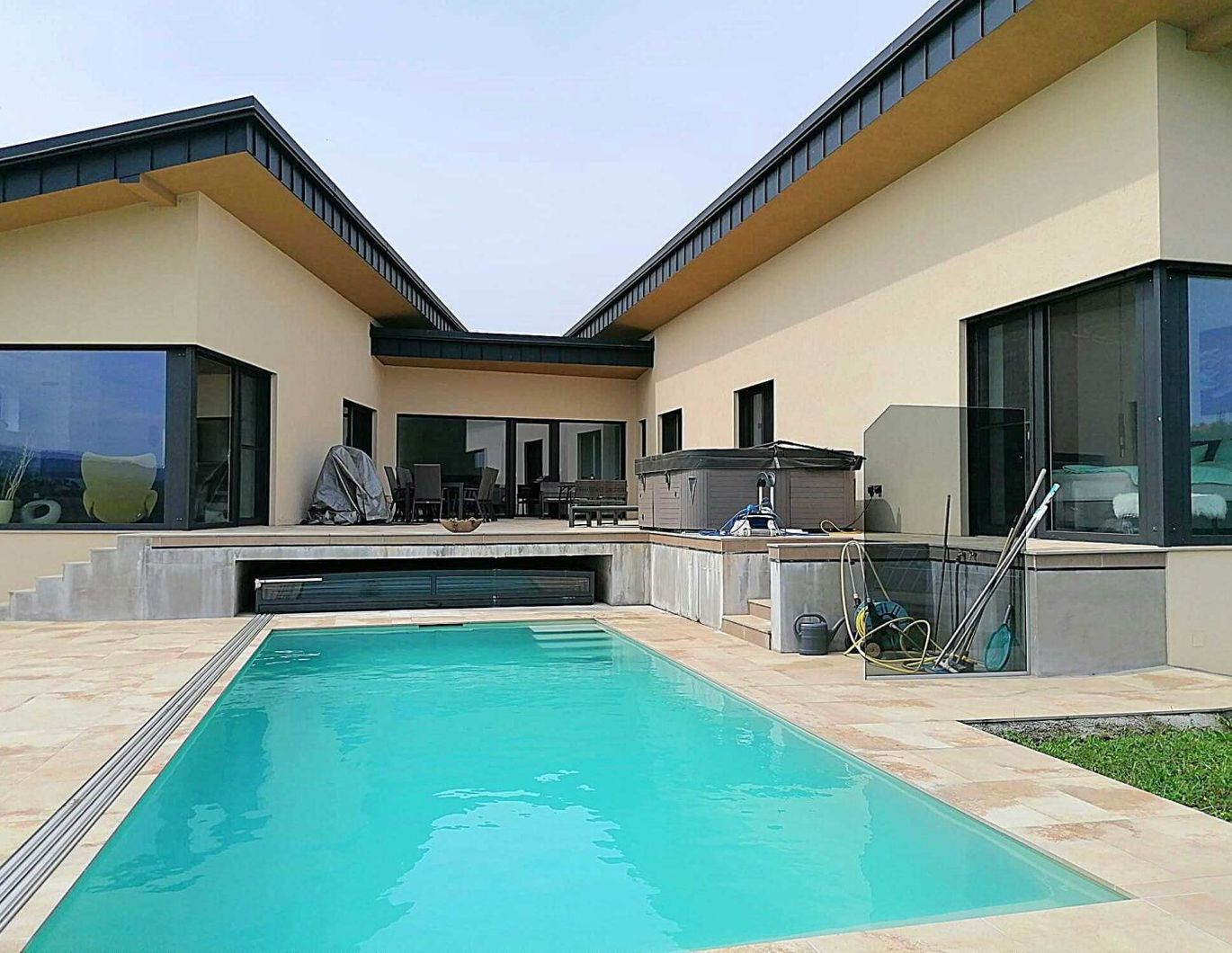 EXKLUSIVE NEUBAUVILLA mit Pool