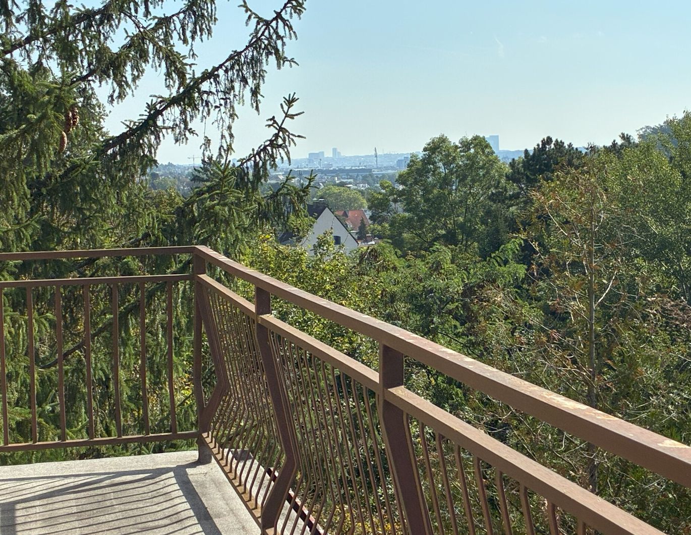 Sensationeller Ausblick - Sonniges Grundstück mit renovierungsbedürftigem Haus - zu kaufen in 1140 Wien