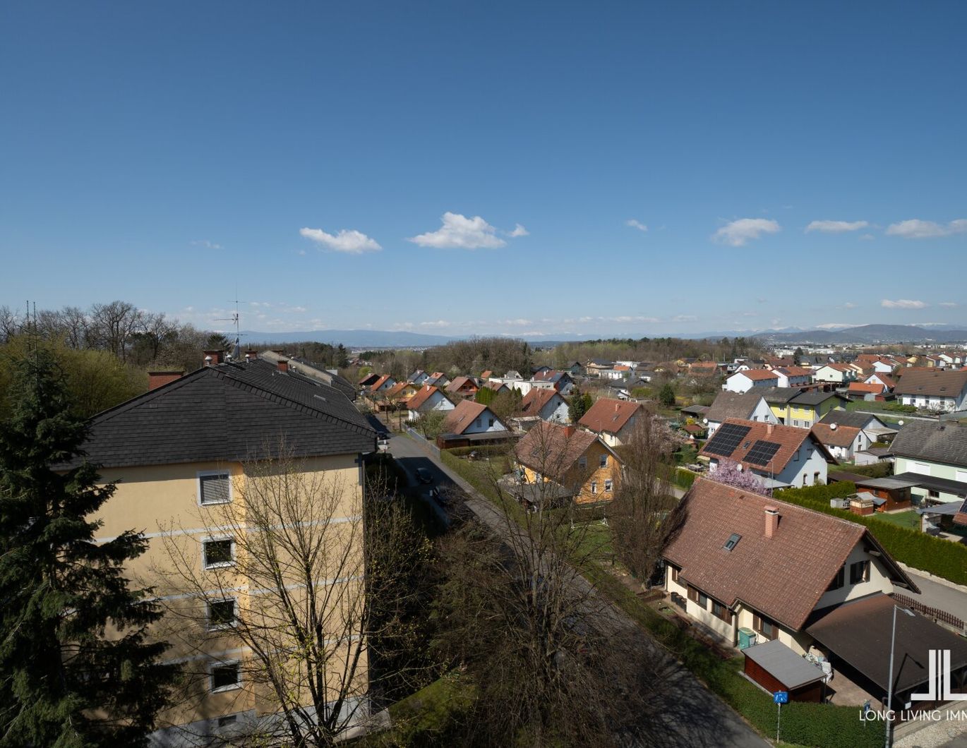 TIEFGARAGE IM KAUFPREIS ENTHALTEN - Lichtdurchflutete Wohnung im letzten Lift-Stock mit Loggia