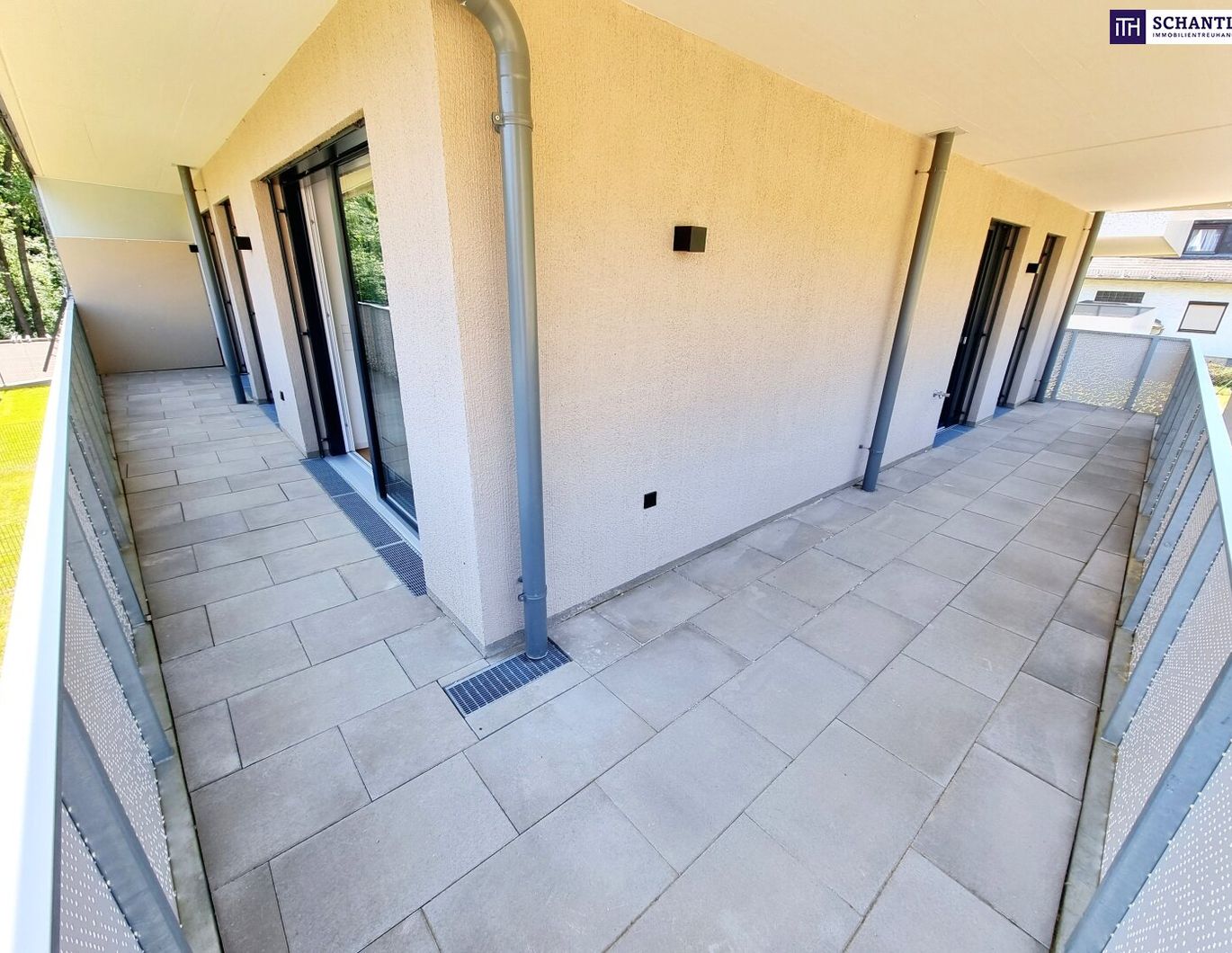 Zwischen Großstadt und Grashalm. Riesenbalkon / Riesenfreude! TOP Neubauwohnung mit viel Freiraum! Traumhafte Rundum-Terrasse + Ideale Raumaufteilung + Grün wohin das Auge reicht + Luftwärmepumpe!