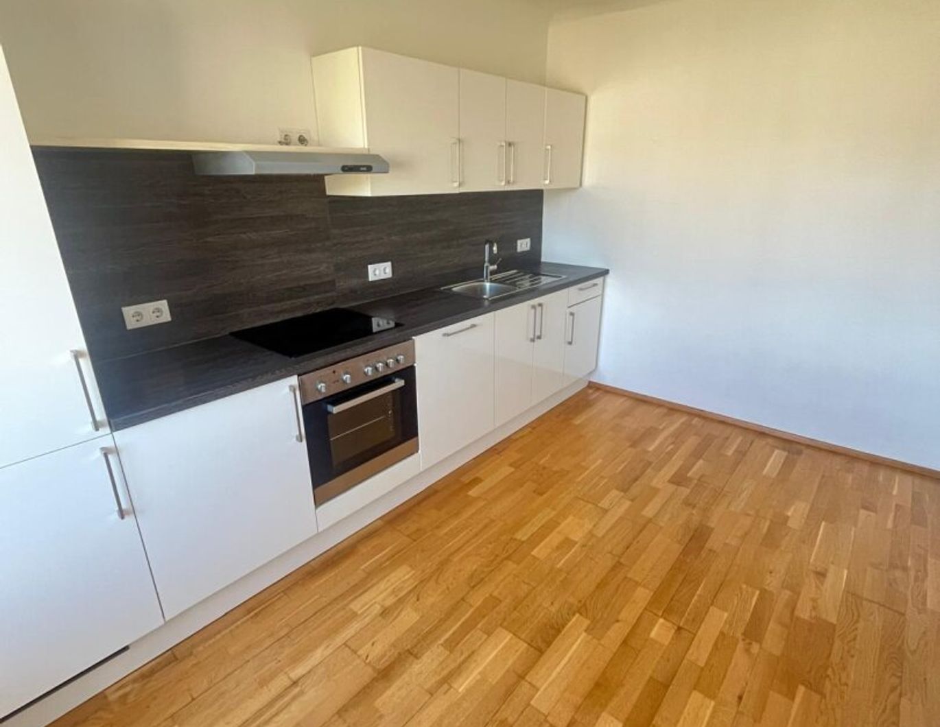 Ausgesprochen imposante 2-Zimmer-Wohnung in Hergottwiesgasse: Modernisiert, WG-tauglich & Perfekt zum Mieten!