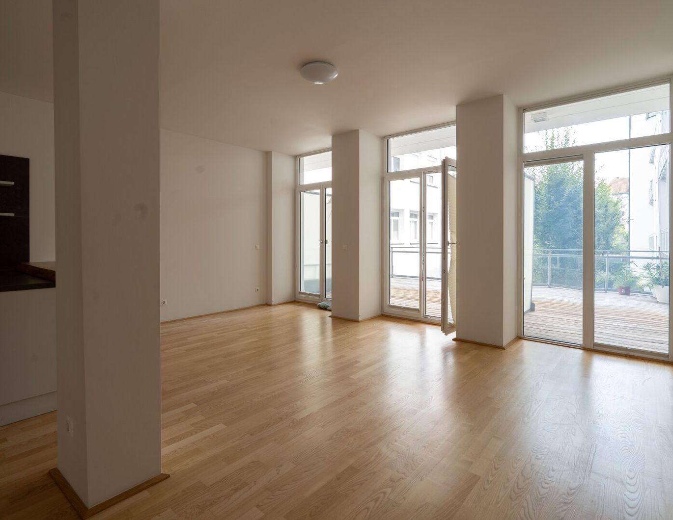 Nähe Landstraße: Moderne 3-Zimmer Wohnung mit Balkon und TG-Parkplatz zu mieten!