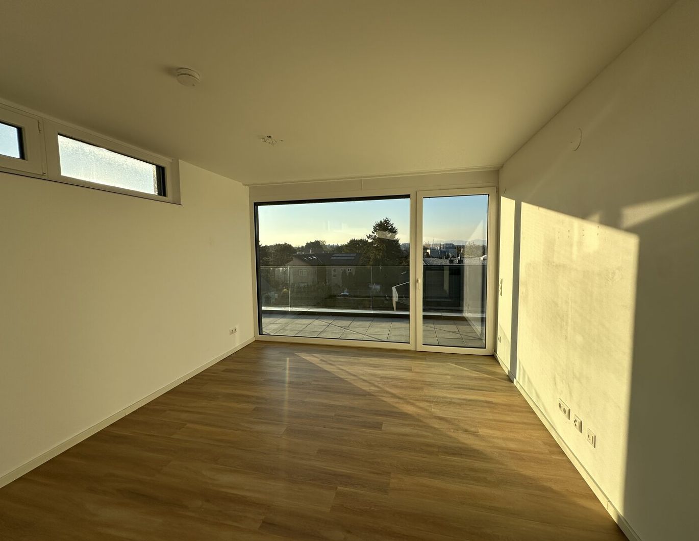 UNBEFRISTET: 2-Zimmer-DG inkl. großer Terrasse ab NOVEMBER!