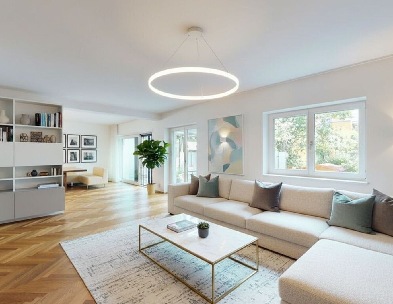 Großzügige Villa mit herrlichem Garten, Pool und Platz für Autos