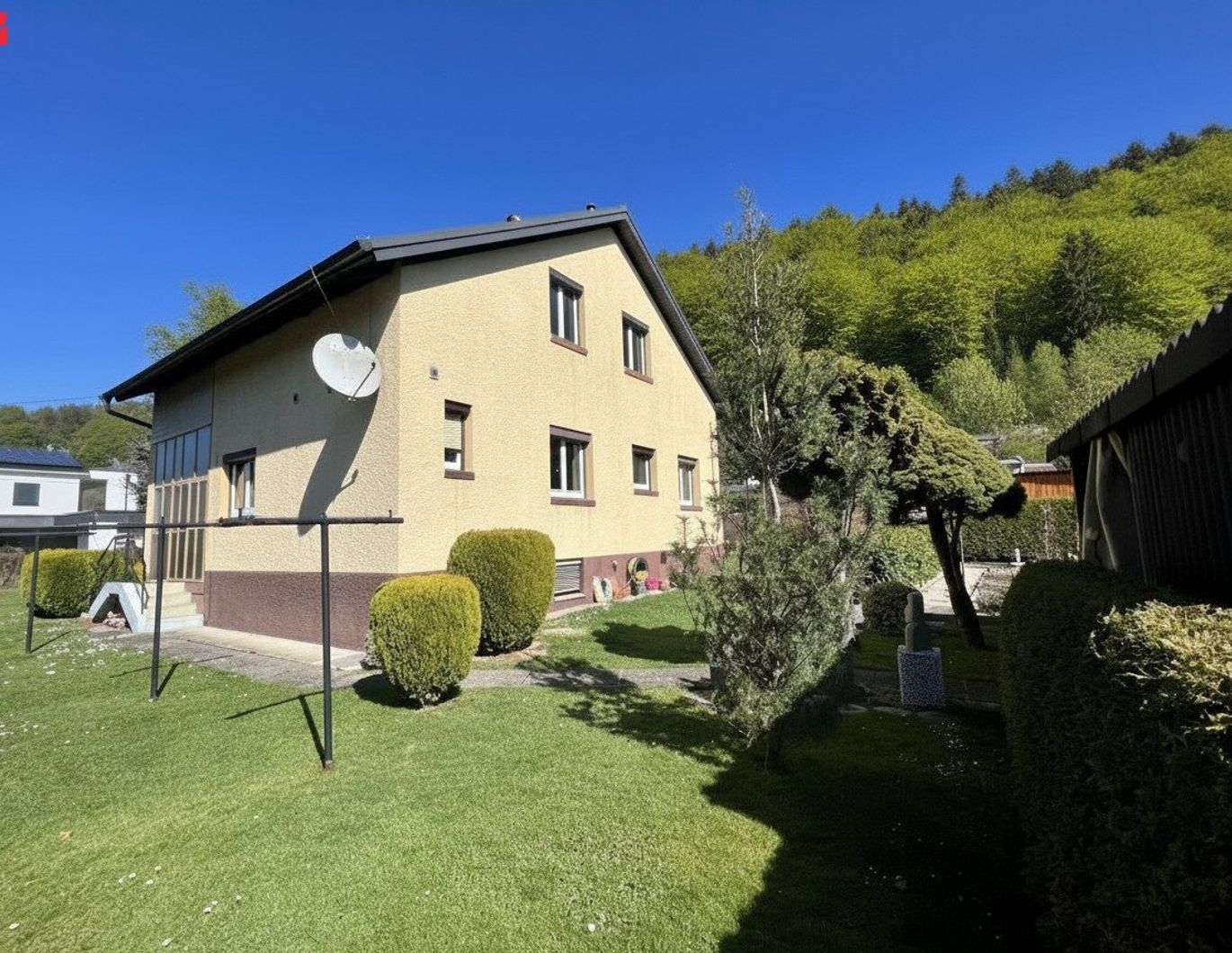 Einfamilienhaus: Großer Garten, Tiefgarage & zwei Carports!