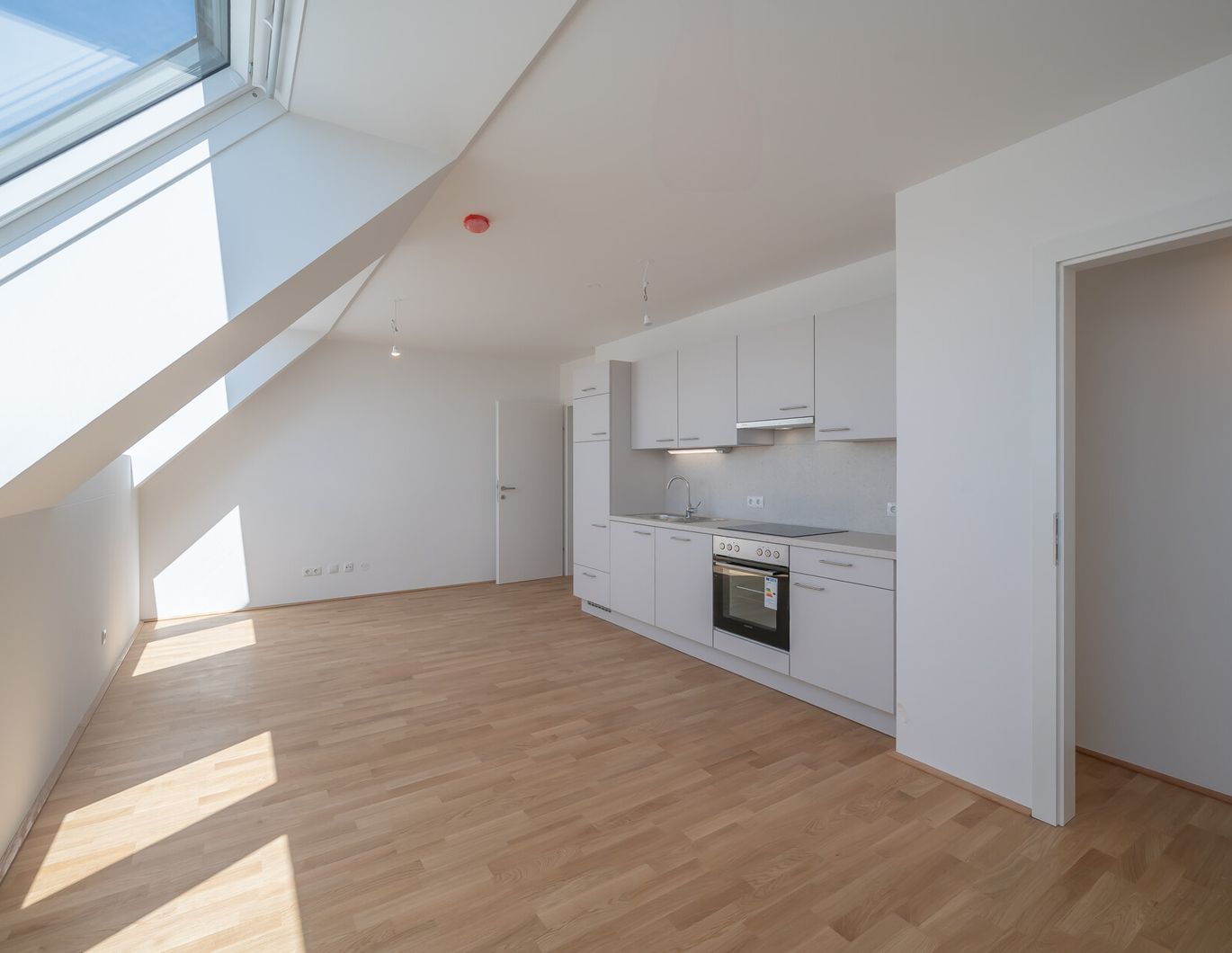 Erstbezug: Sonnige, klimatisierte Zwei-Zimmer-Dachgeschoßwohnung - sofort verfügbar - zu mieten in 1170 Wien