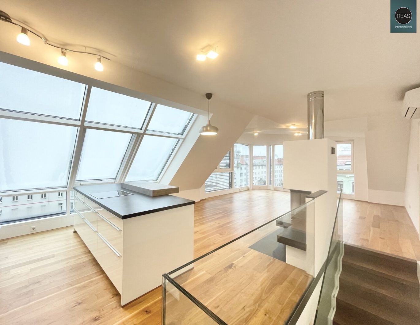 Bis Feb. 2028 befristet vermietete klimatisierte Dachgeschoss Maisonette mit 2 Terrassen und Kamin nahe Uno City!