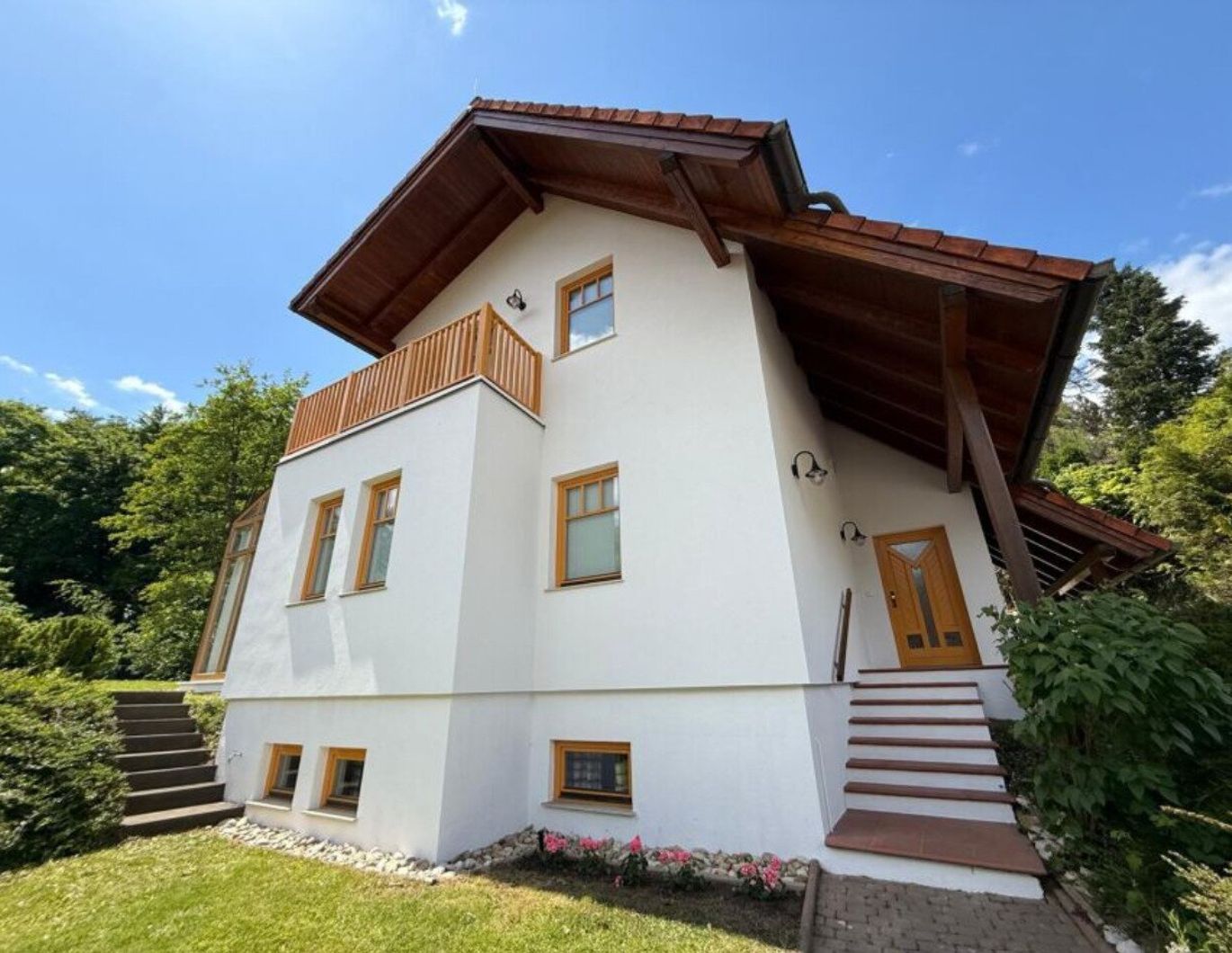 Möbliertes Einfamilienhaus mit Garten, Pool und Sauna