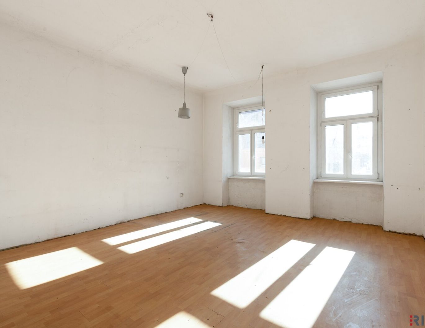 Sanierungsbedürftige Altbauwohnung mit baubewilligtem Balkon | Nähe Matzleinsdorfer Platz (S-Bahn-Station und künftig U2-Station)