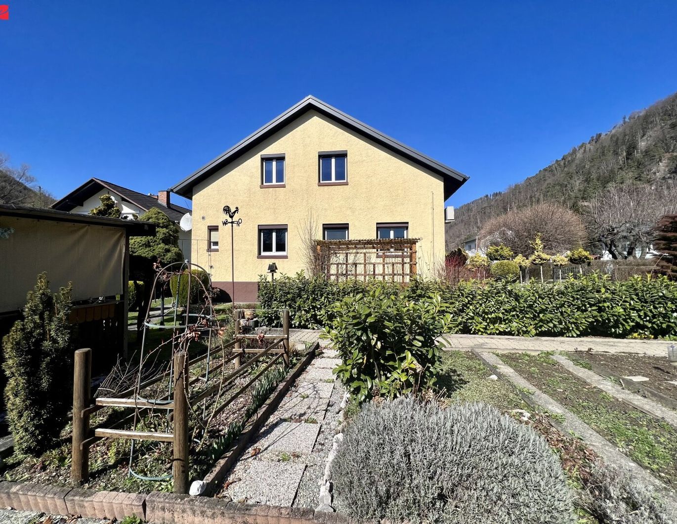 Idyllisches Einfamilienhaus mit Garten und TG!