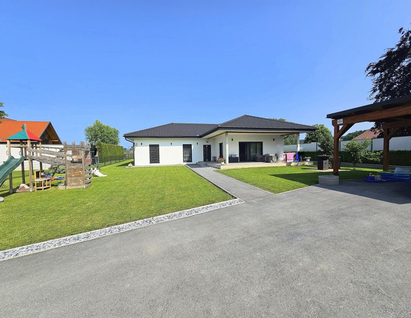 Wunderschöner, sonnendurchfluteter Bungalow mit gepflegtem Grundstück!