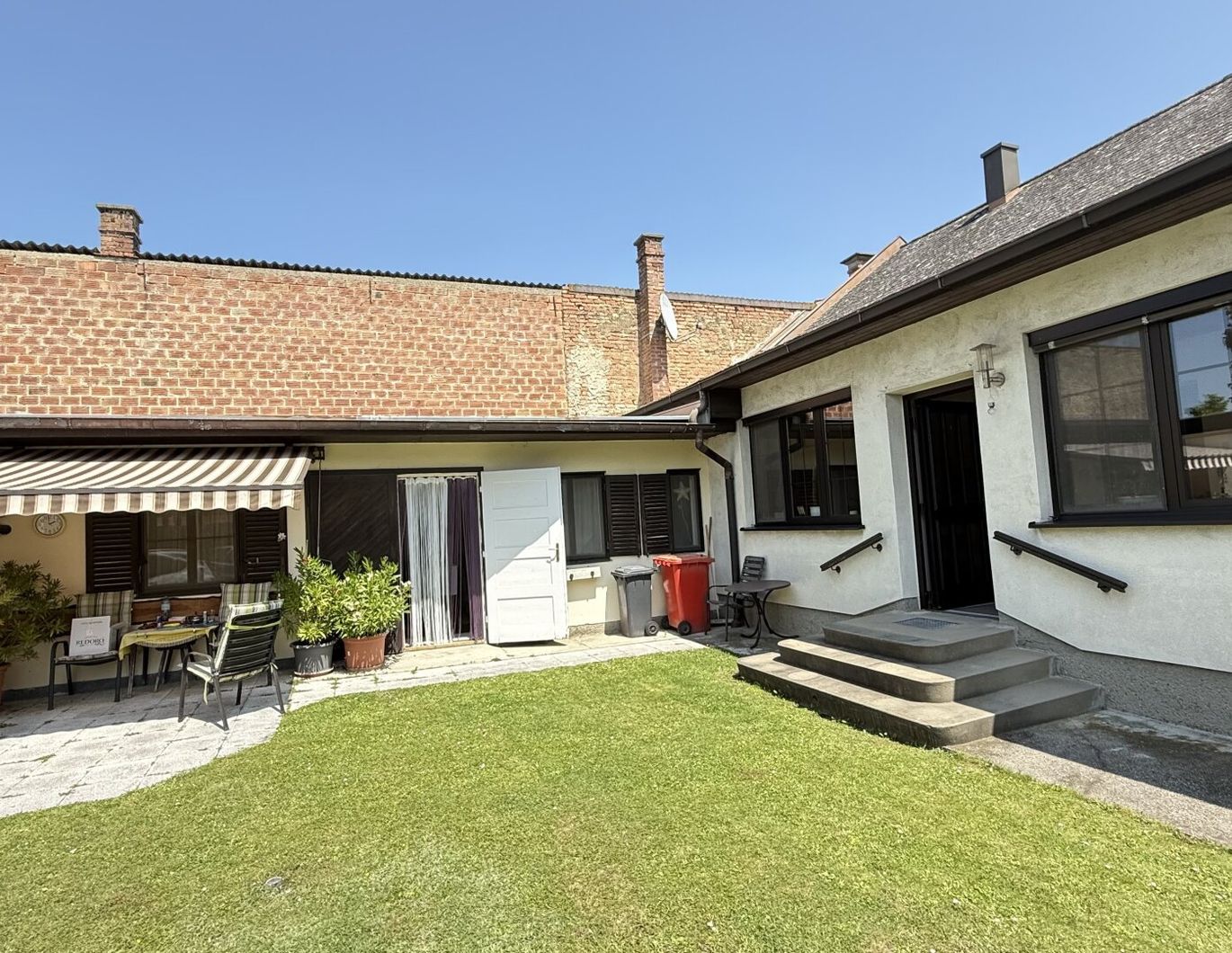 Großes Einfamilienhaus mit Veranda und Wirtschaftsanbau mit uneinsichtigen Garten + Ausbaupotential!