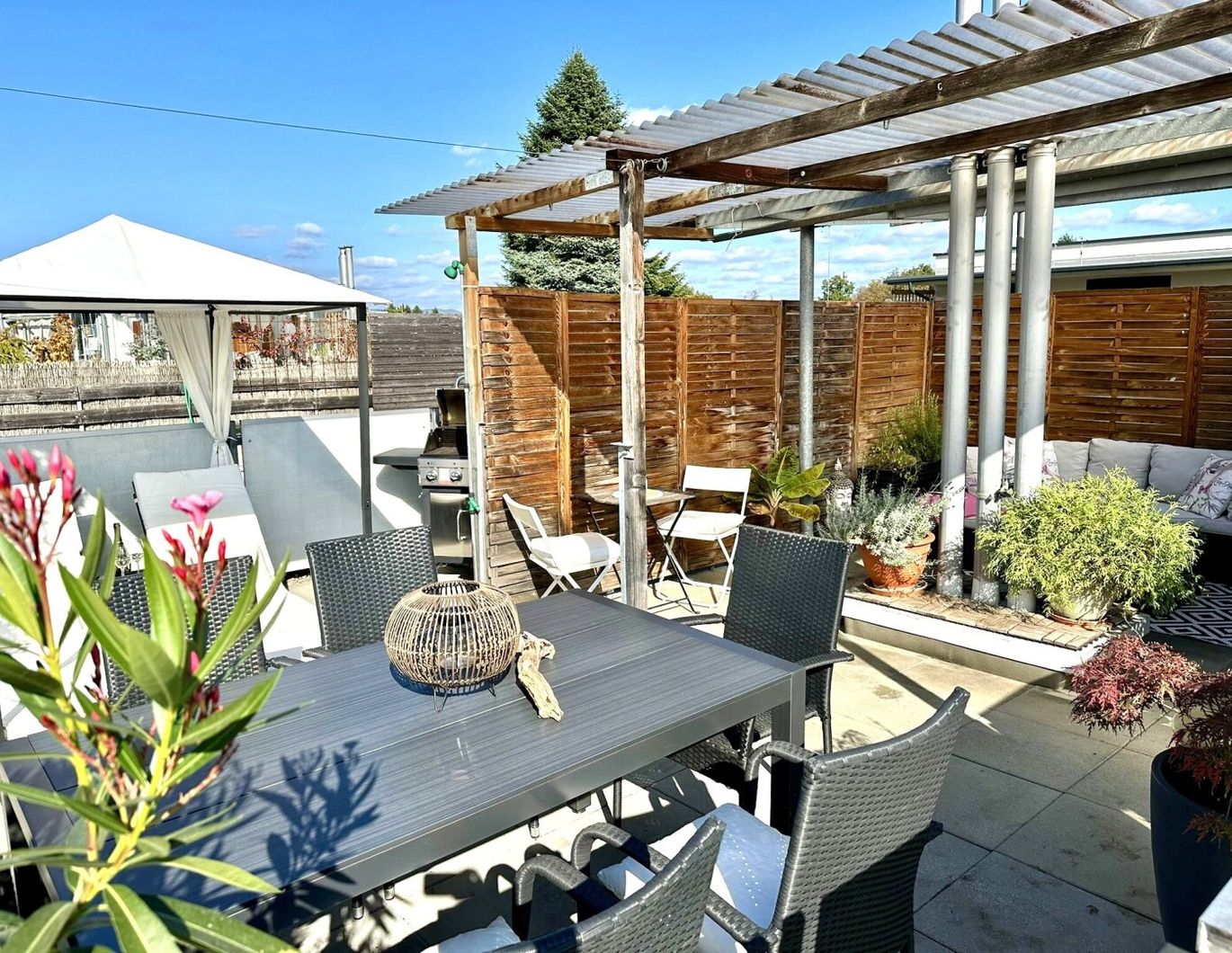 Hochwertige 3-Zimmer-Wohnung mit charmantem Wohngefühl mit privater Dachterrasse