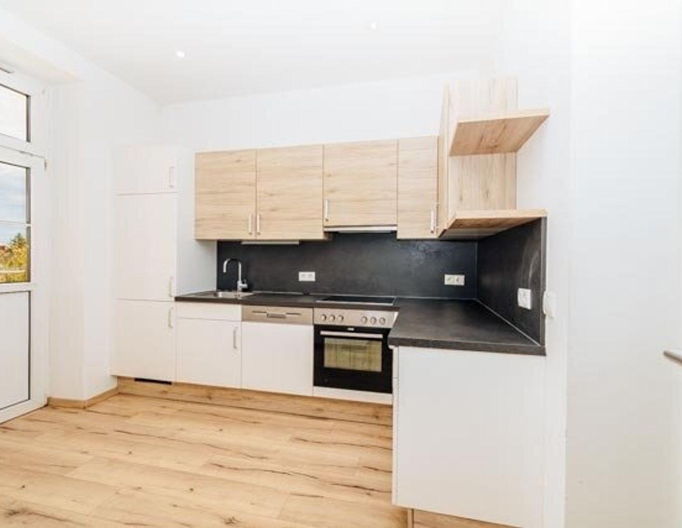 3. OG MIT LIFT I MODERNES BADEZIMMER MIT EBENERDIGE DUSCHE I AB SOFORT BEZIEHBAR I BAHNHOFNAHE LAGE I BALKON I WG-GEEIGNET I KOMPLETT SANIERT I HAUSTIERFREUNDLICH I HELL & FREUNDLICH I PROJEKT WOHNEN I