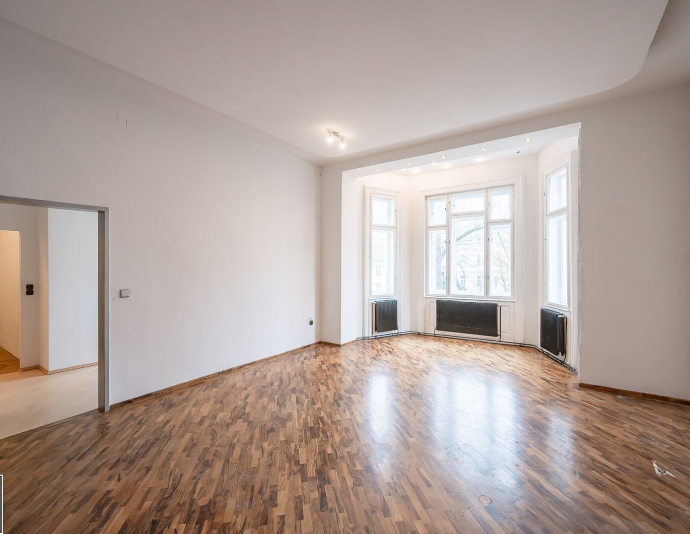 Adaptierungsbedürftige Erkerwohnung direkt beim Schloss Schönbrunn - 3 Zimmer