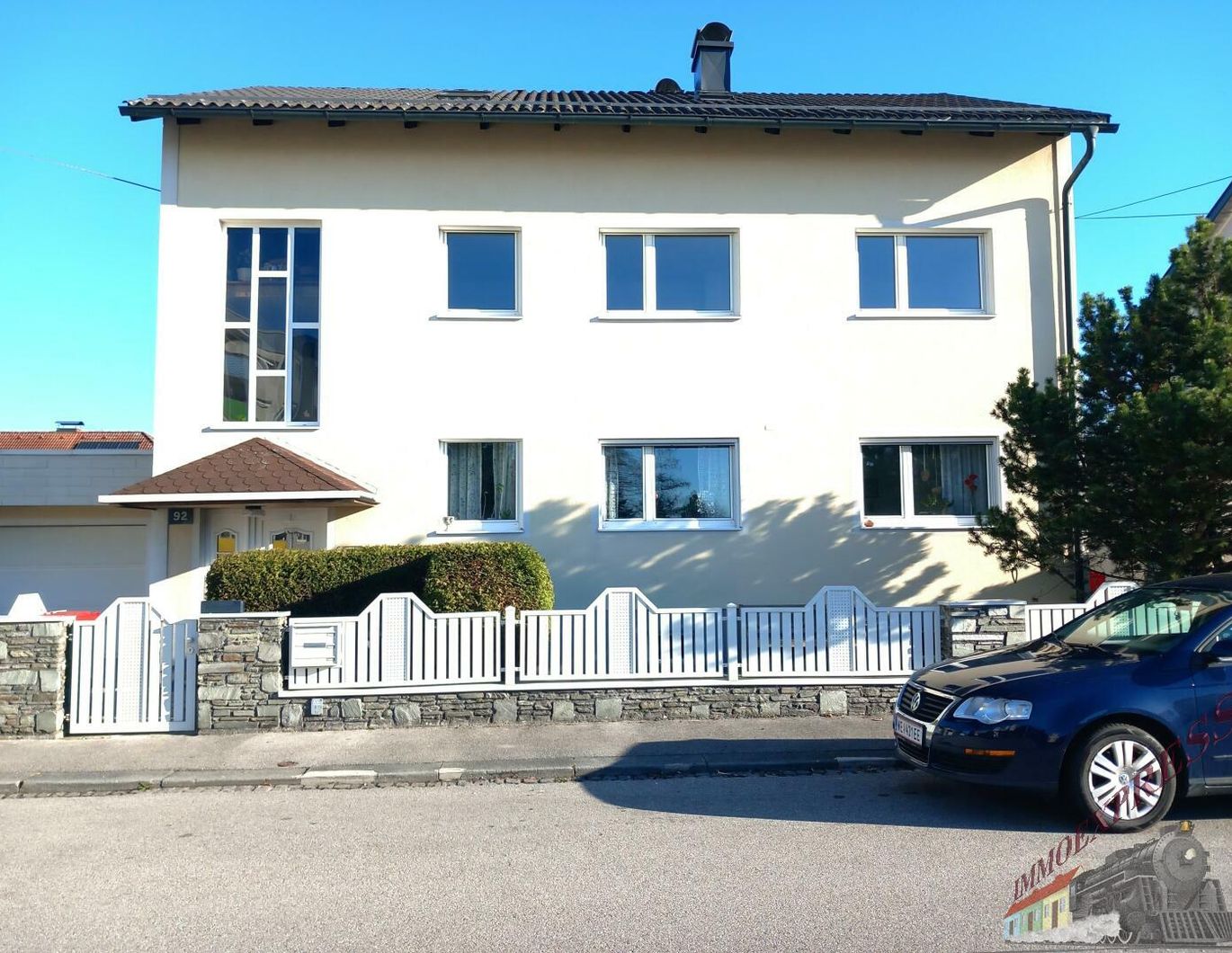 Wohnhaus mit 3 Wohnungen, Pool und Garage in Wels/Pernau