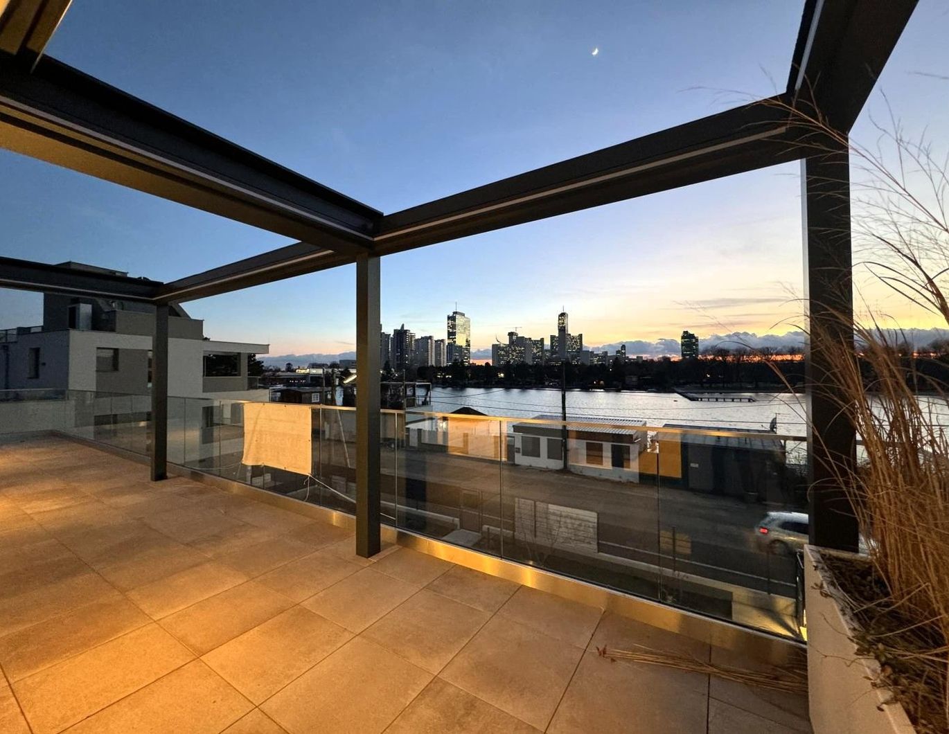 Einzigartiges Penthouse, Dachgarten mit Spa und Blick über die Alte Donau // Unique Penthouse, roof garden with spa and view over the Old Danube //