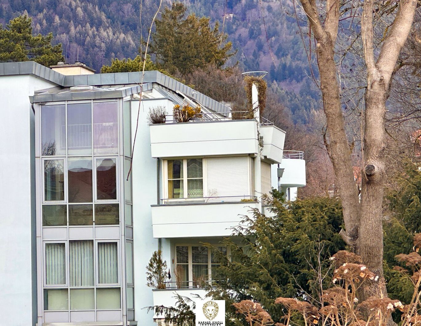 Wunderschöne Dachgeschoßwohnung im Villenviertel / Saggen ab sofort verfügbar.