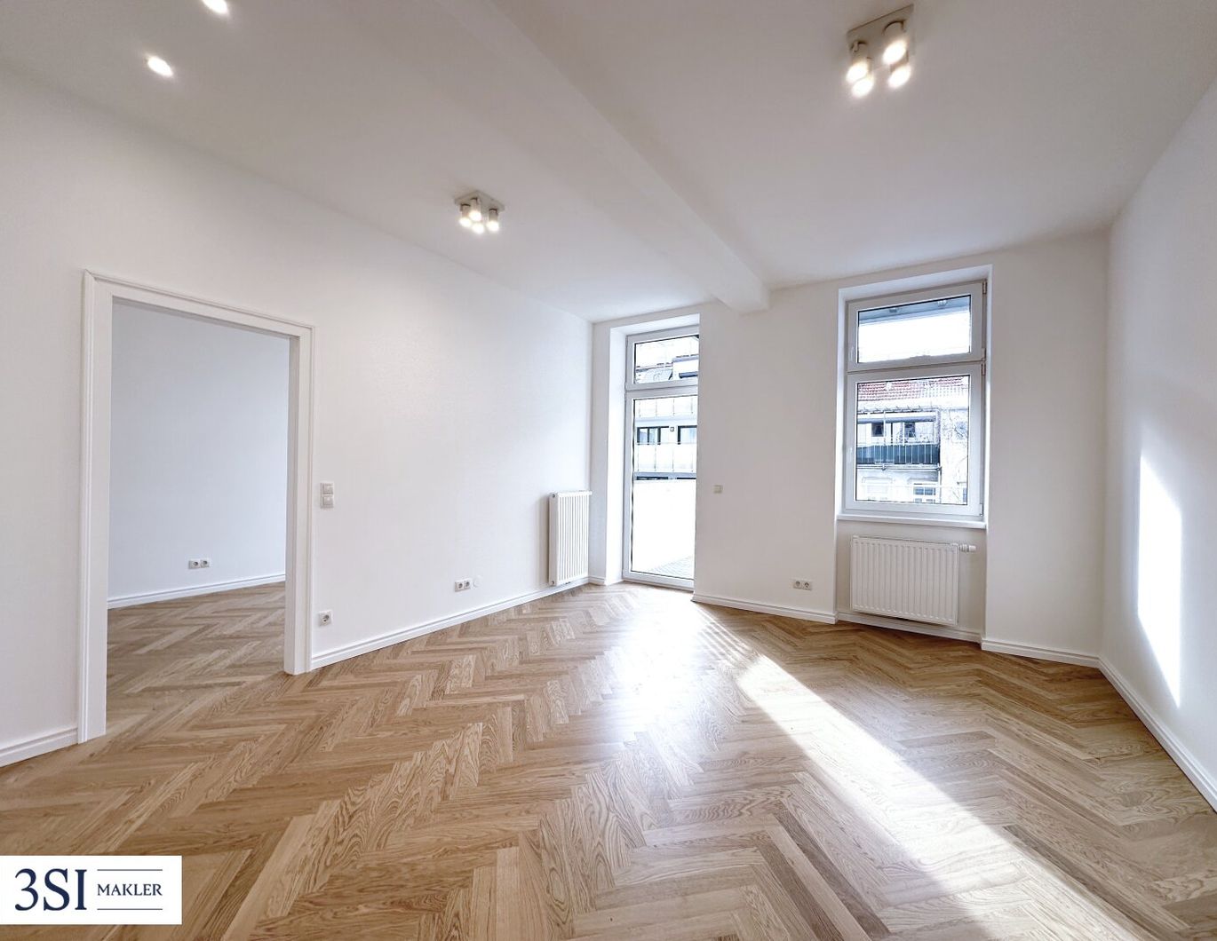 Lichtdurchflutet & luxuriös: Sanierter Altbau-Erstbezug mit Balkon