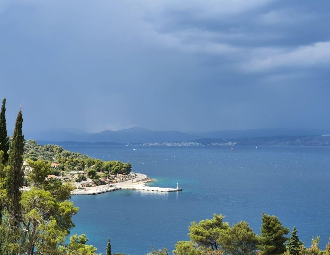 Villa mit Pool und offenem Meerblick