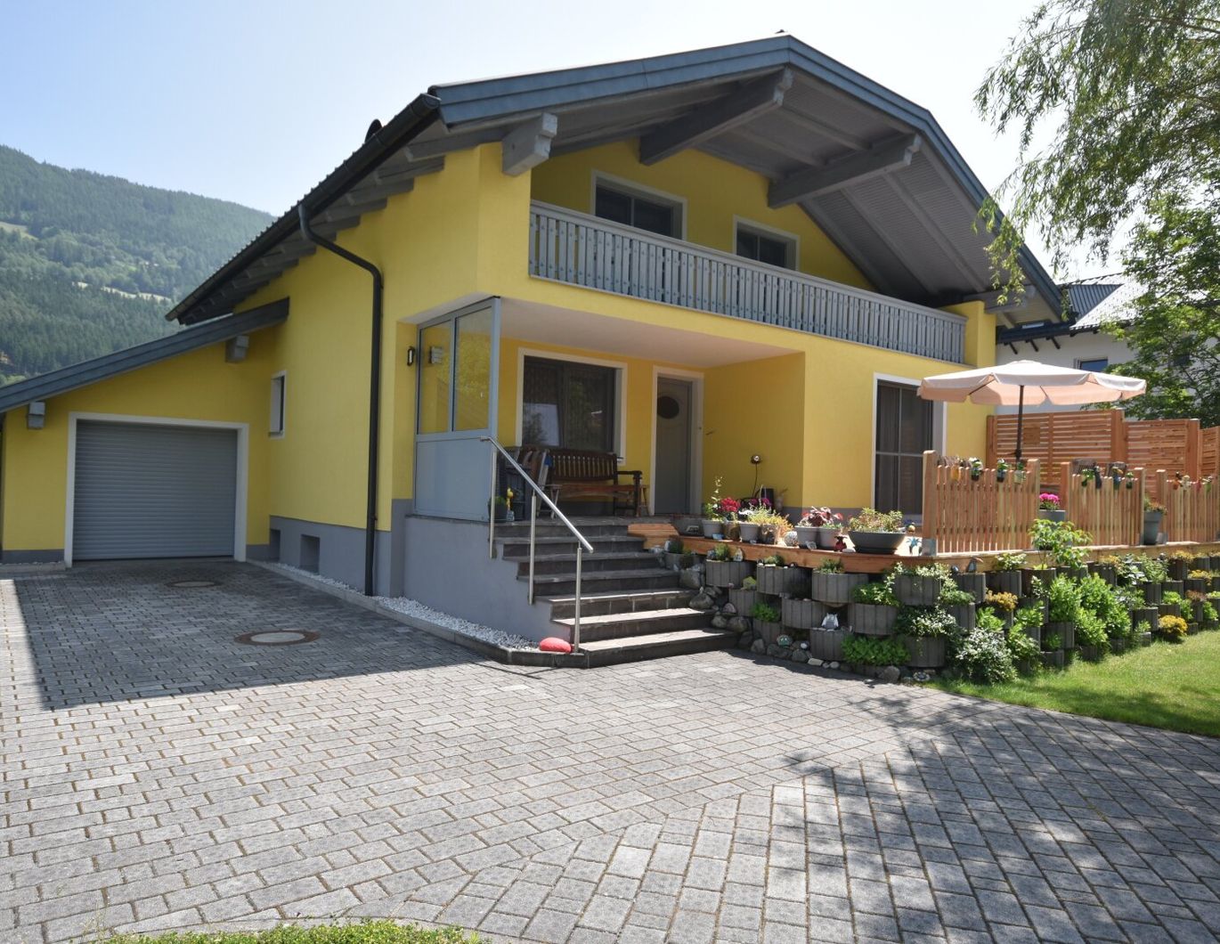 Traumhaftes sehr gepflegtes Landhaus im Maltatal mit großem Gartengrundstück und Pool sowie Nebengebäuden